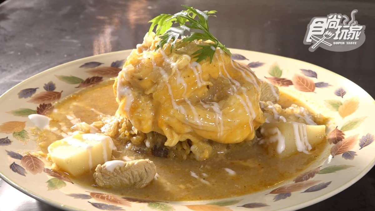 「歐姆蛋咖哩飯」使用牛肉加咖哩下去炒，帶有鹹香的牛油香氣。