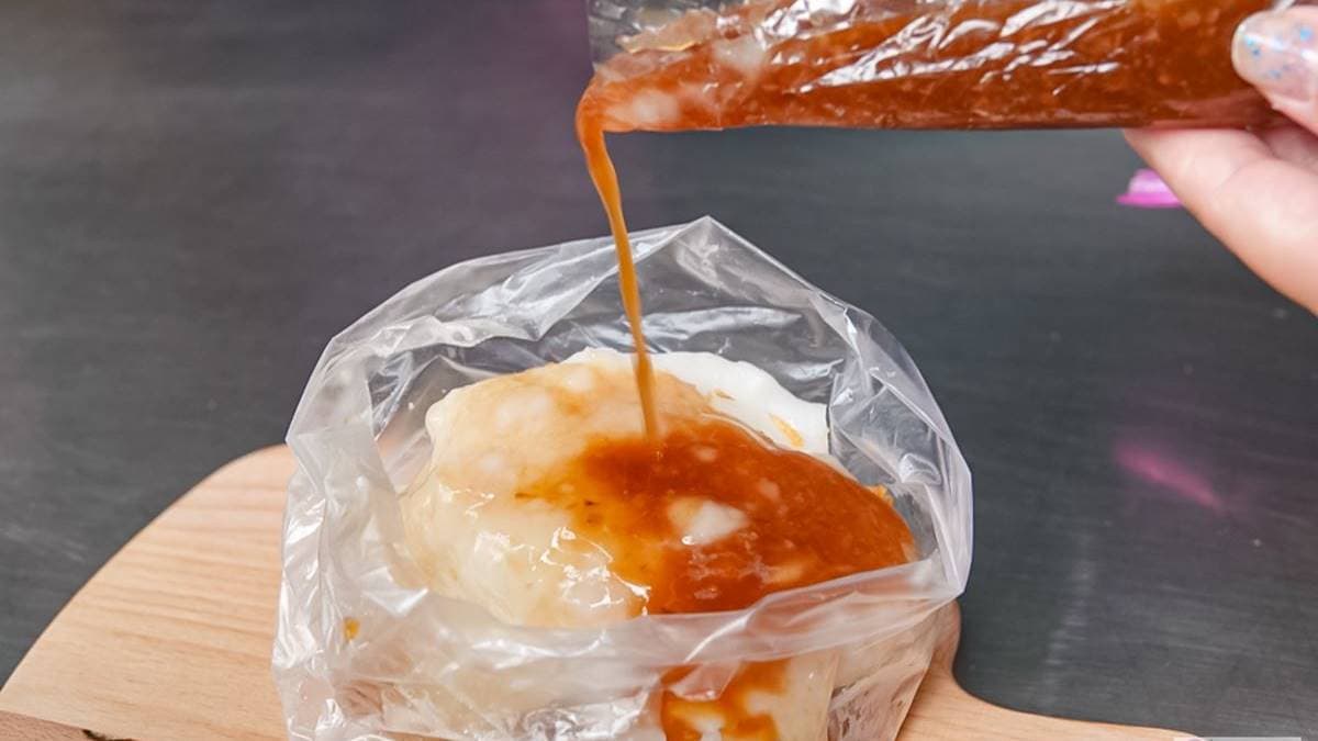 必搭南部的特製醬料，醬汁加米醬吃起來甜鹹甜鹹的。（圖片來源：靜兒貪吃遊玩愛分享）