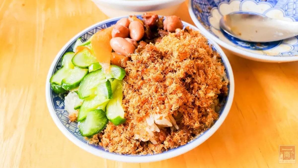 米糕使用Q度高的長糯米，淋上肉燥和肉汁。（圖片來源：南人幫-Life in Tainan）