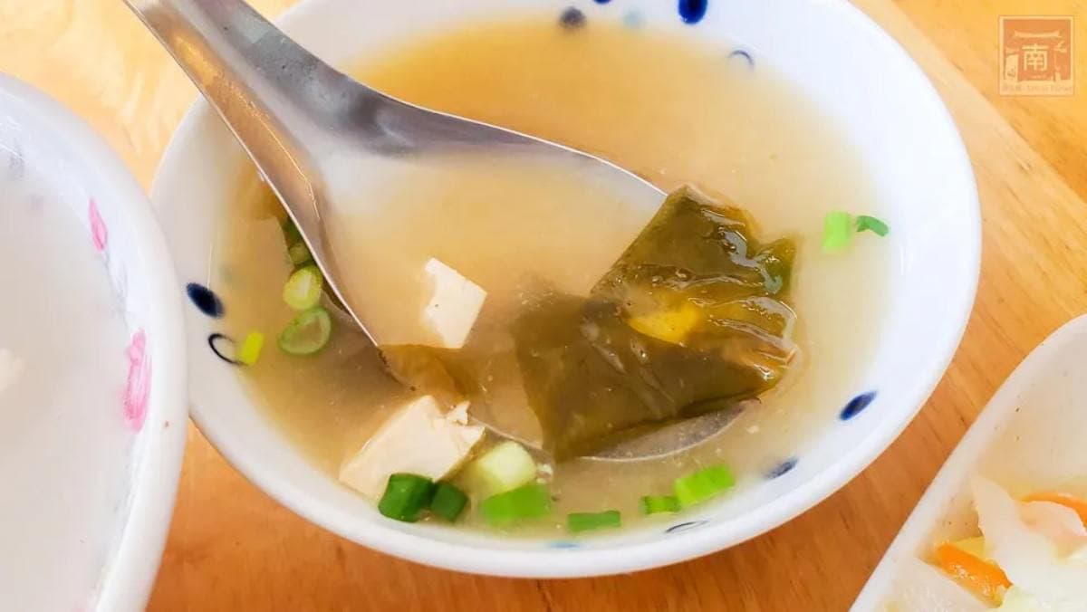 味增湯搭配米糕，又是另一種口感。（圖片來源：南人幫-Life in Tainan）