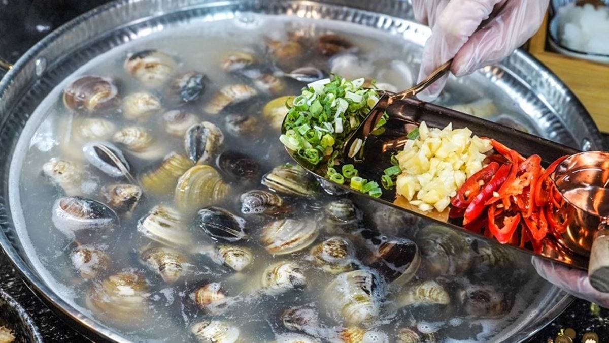 店家主打擁有爆量蛤蜊的卜卜鍋，搭配蔥花、蒜頭、辣椒可以提出蛤蜊的鮮甜。（圖片來源：跟著尼力吃喝玩樂）