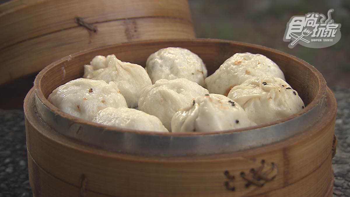 每顆只要６元！三重「巨無霸大籠包」起鍋就秒殺，軟Ｑ麵皮＋多汁肉餡太銷魂