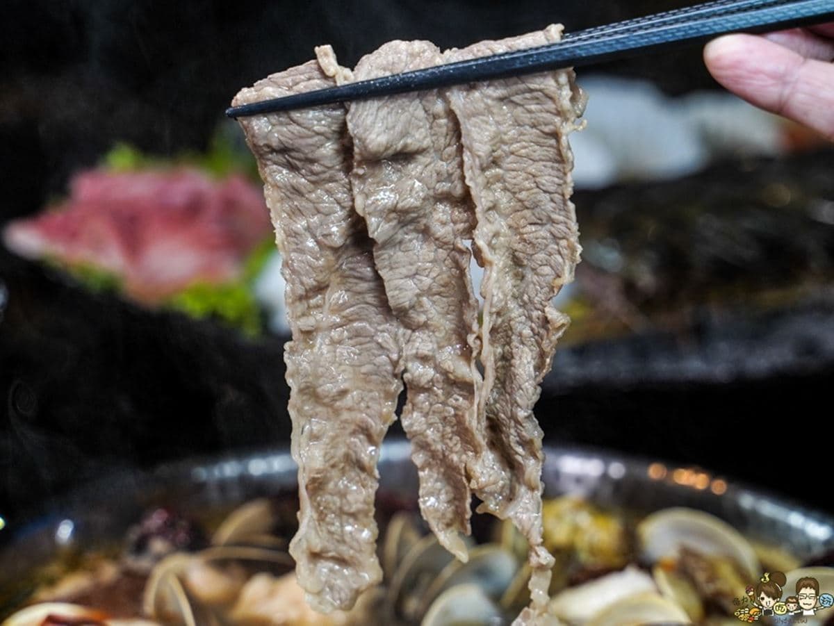 免衝水族館擠人！超低調「火鍋界Xpark」藏夢幻水母牆，爽嗑爆量蛤蜊、A5和牛