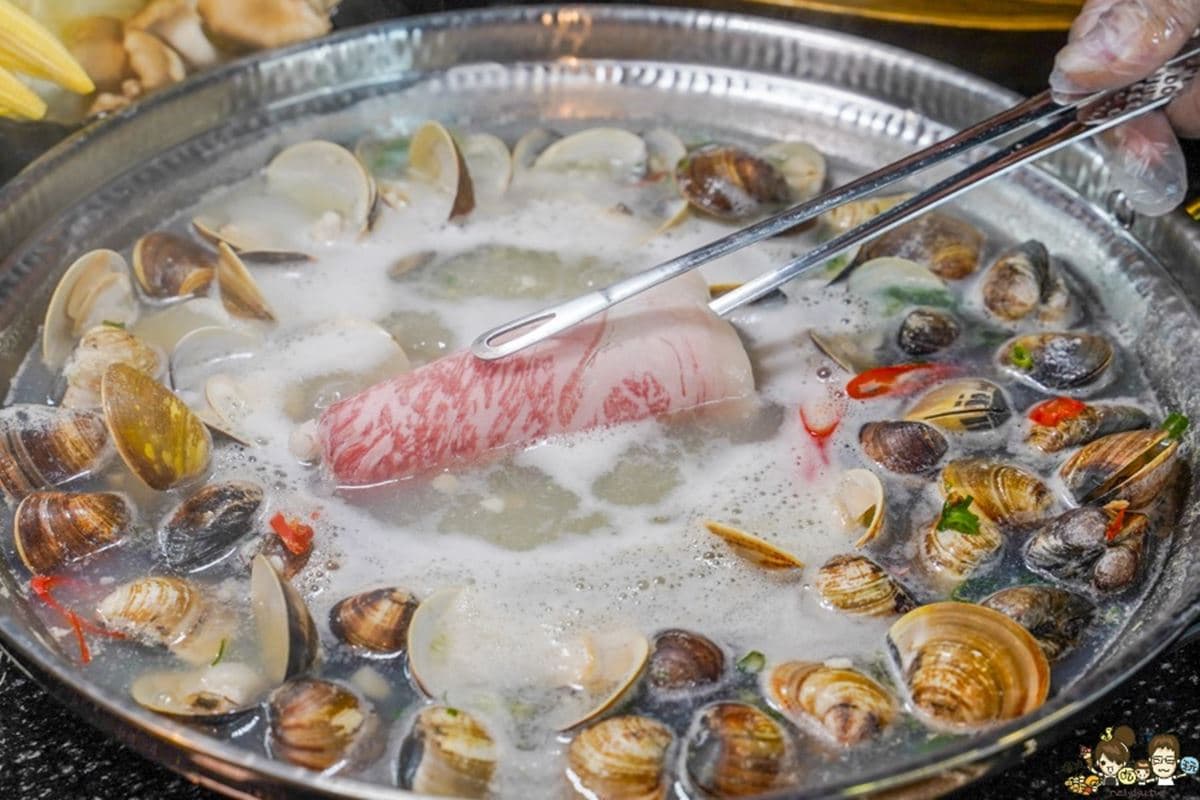 免衝水族館擠人！超低調「火鍋界Xpark」藏夢幻水母牆，爽嗑爆量蛤蜊、A5和牛