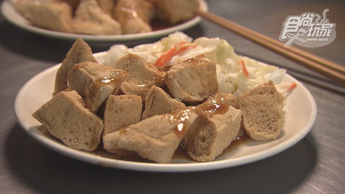 在地人下班最愛美食！「爆汁臭豆腐」藏身三重巷弄，外酥內嫩＋蒜香醬超唰嘴