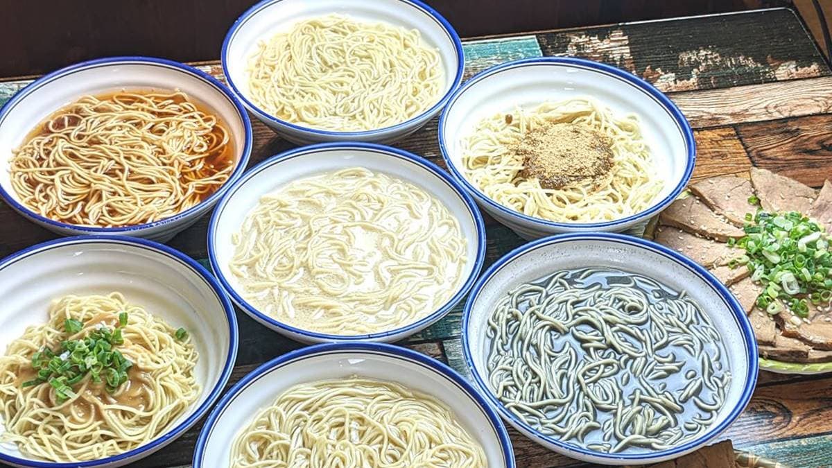 拉麵共有７種口味，送上來是不加筍乾、叉燒等配料的，需要另外單點。（圖片來源：老皮嫩肉的流水帳生活）