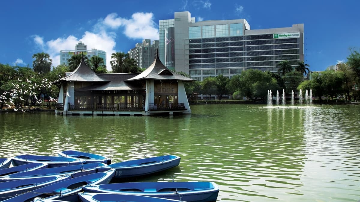 知名打卡地標台中公園的湖心亭，就位在飯店旁。（圖片來源：臺中公園智選假日飯店）