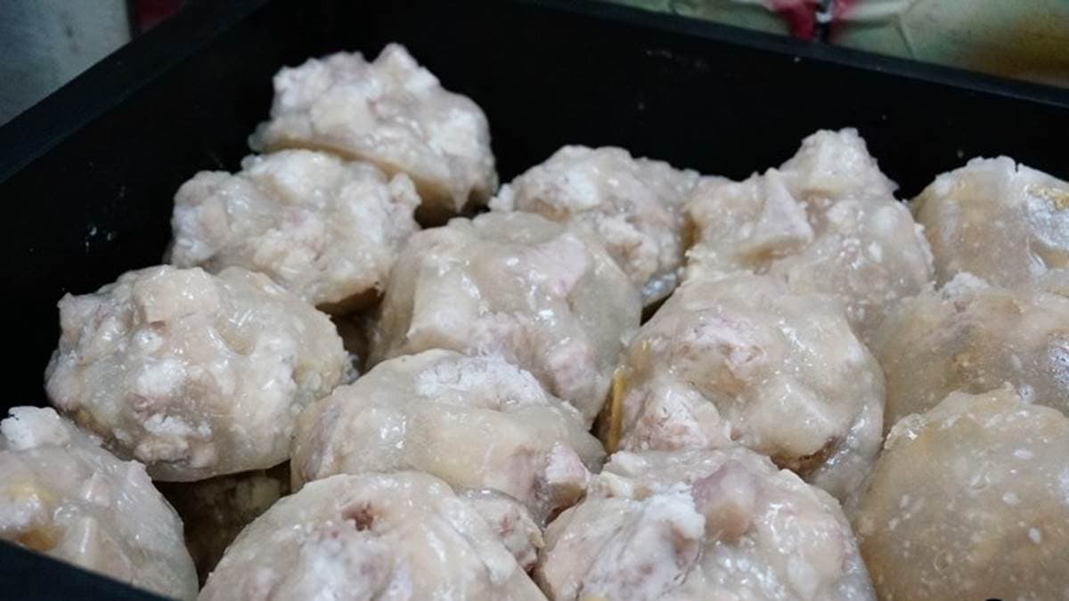 肉圓不單是內餡包了芋頭，而是連皮裡都加入芋頭角。（圖片來源：PEKOのSimple Life）