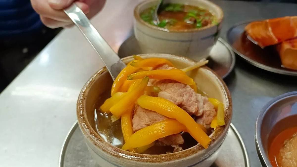 「金針排骨湯」口感較為清爽，排骨分量十足。（圖片來源：NANCY將的生活筆計本）