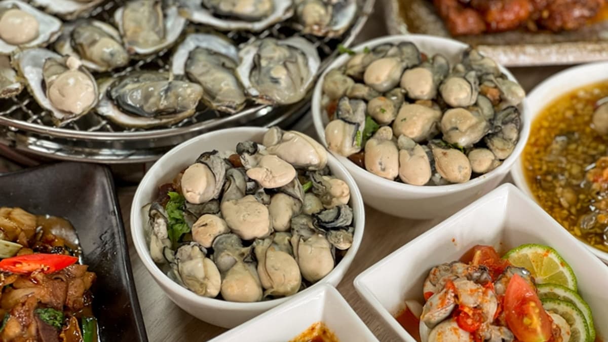 「鮮蚵魯肉飯」上肥滋滋的蚵仔飽滿多汁。（圖片來源：花露露 の花花世界）