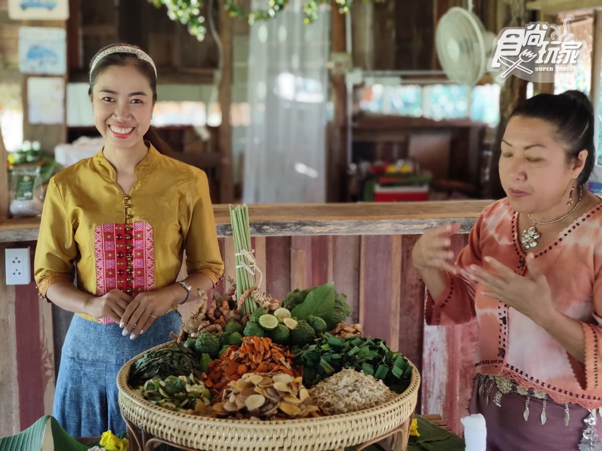 講師針對藥草球特色進行講解。