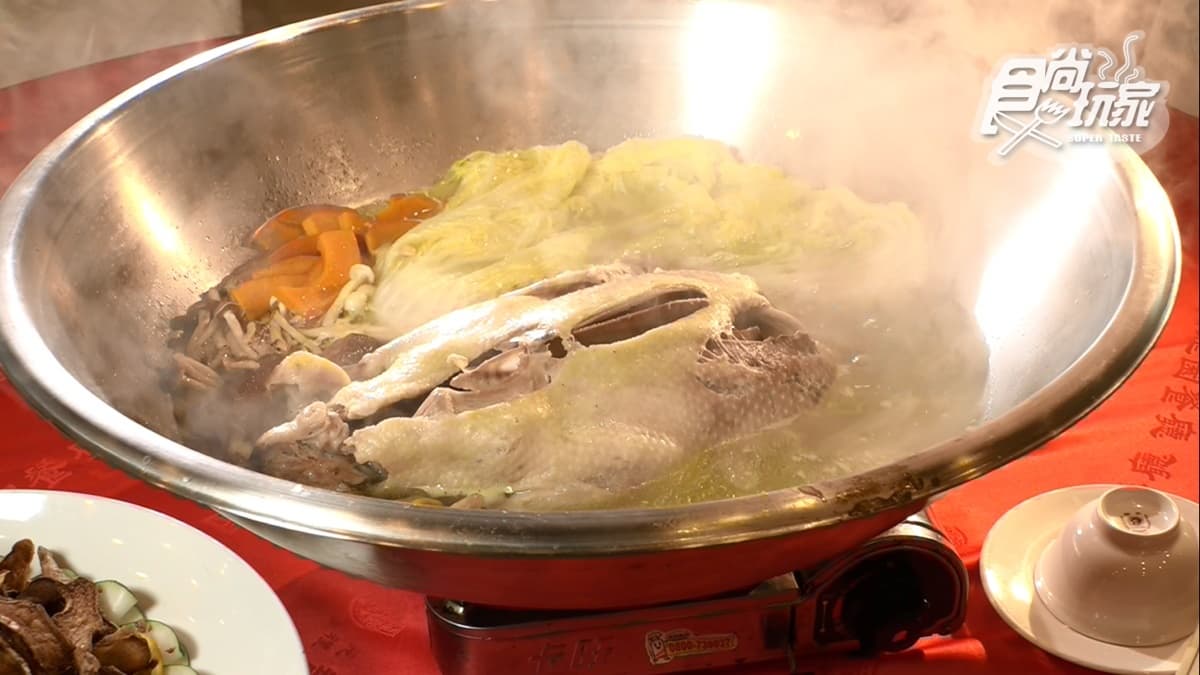 「燜鴨」吸附鮮甜湯汁，肉質入口即化超軟嫩。