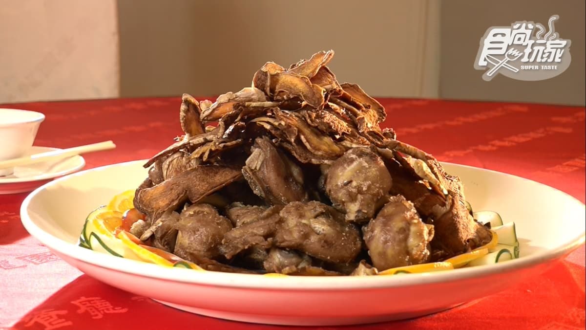 「薑片雞」將雞肉煎得外酥內嫩。