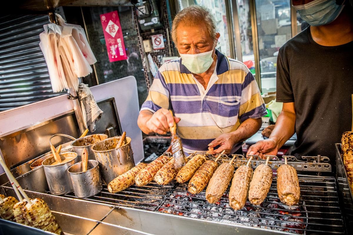 嘉義烤玉米霸主PK!5家排隊名店:30元佛心價、取餐先等8小時、70年老店 嘉義烤玉米霸主PK!5家排隊名店:30元佛心價、取餐先等8小時、70年老店