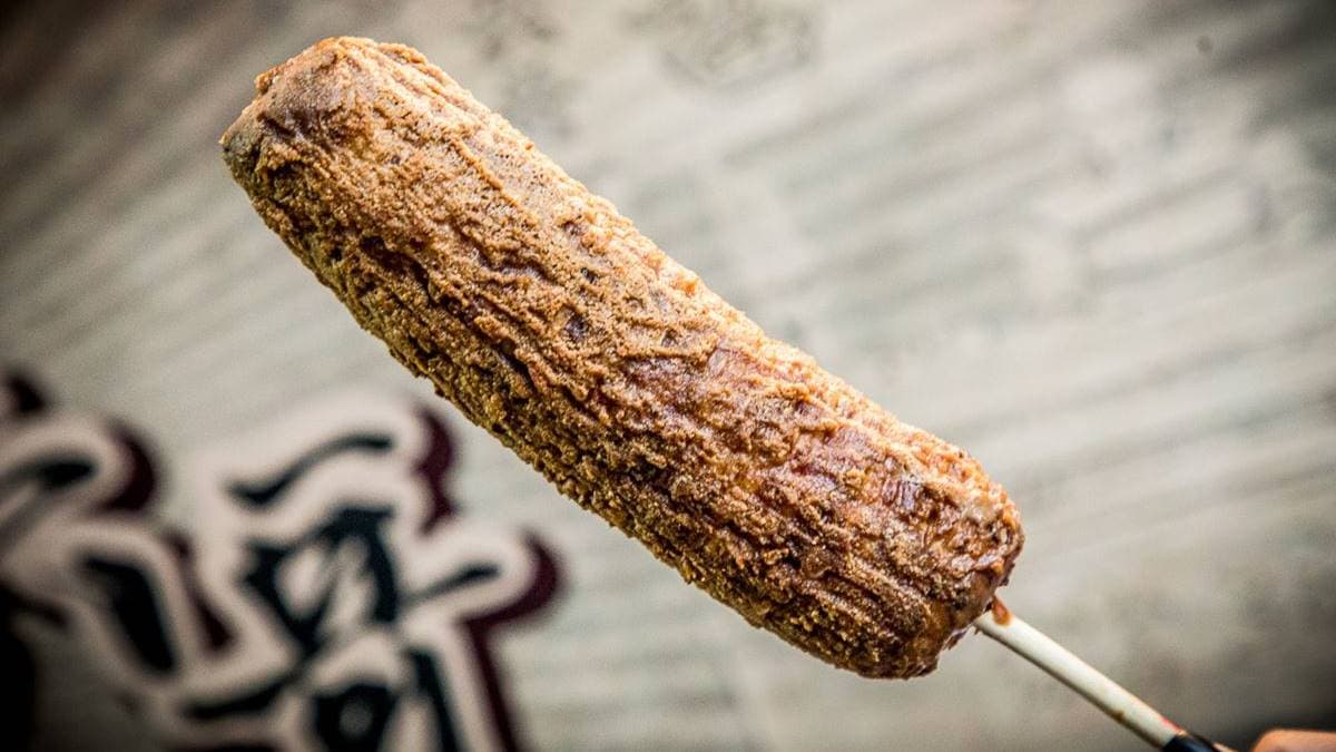 烤玉米很大根，口感是比較軟糯的那種，帶有濃厚的炭烤香氣。（圖片來源：大手牽小手玩樂趣）