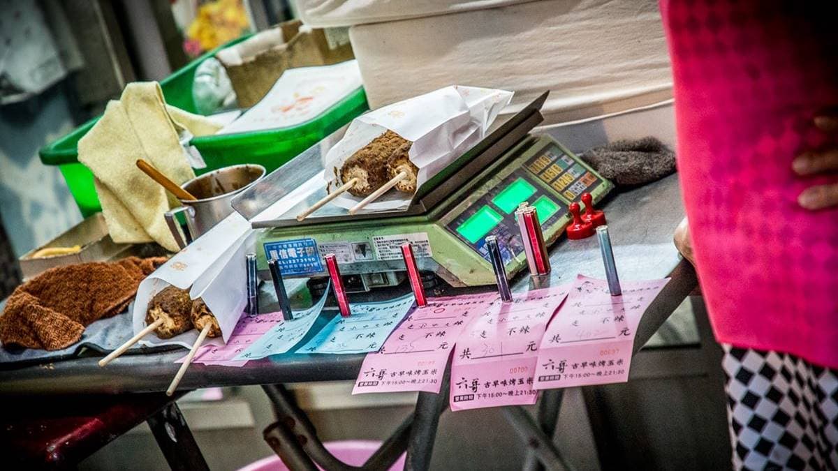 店家的烤玉米是秤重計價。（圖片來源：大手牽小手玩樂趣）