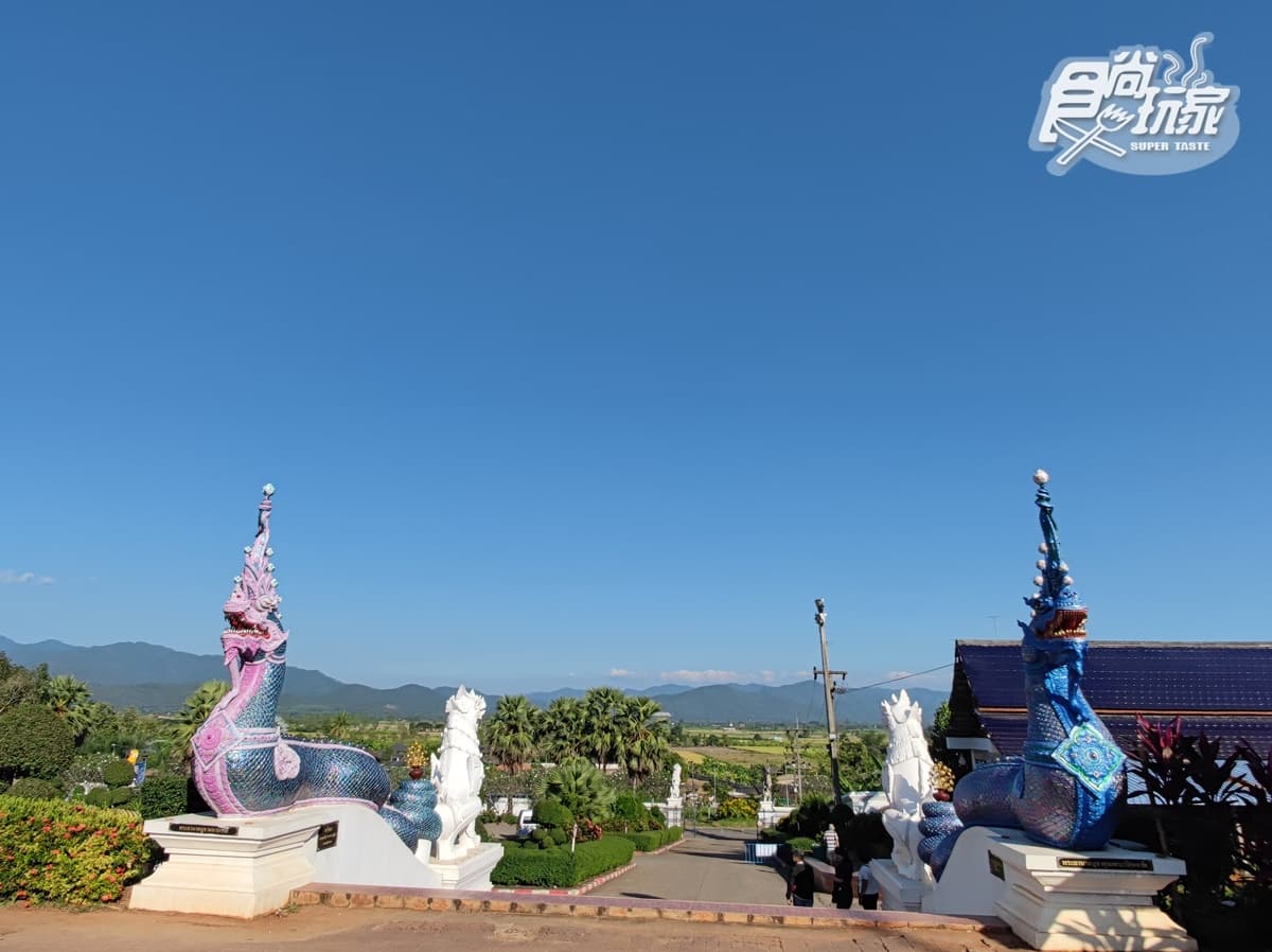 清邁藍廟位處山丘上，可以遠眺山巒美景。