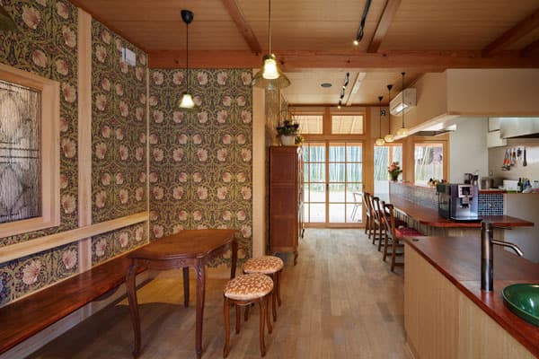 木質建築設計溫馨感十足。（圖片來源：パーラー果物小町）