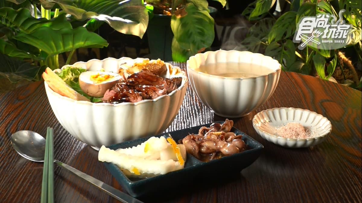 店內提供義大利麵、韓式炸雞、炸物、鬆餅下午茶。