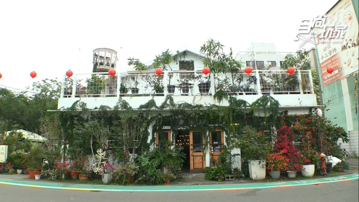 店內外都有著滿滿的多肉植物，還有許多大型植栽造景可拍。