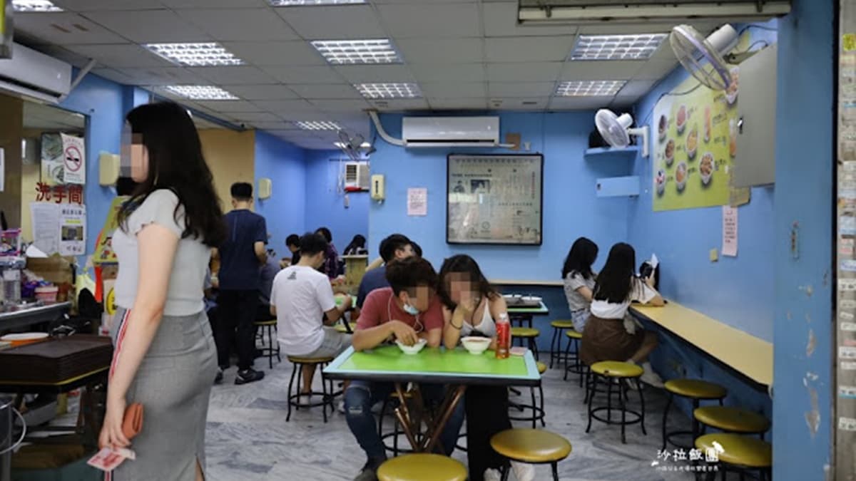 店裡就算平日中午生意一樣很好，暑假還是有很多學生。（圖片來源：沙拉公主吃喝玩樂看世界）