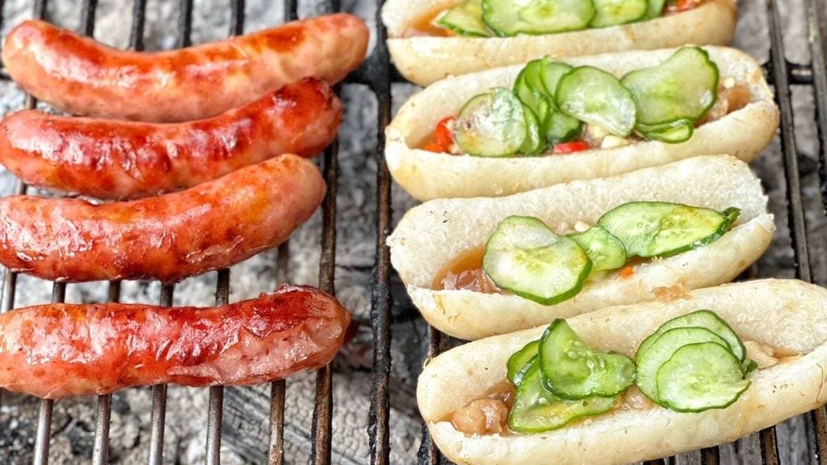 儘管是銅板價格，配料也沒在跟你客氣，塞入滿滿蒜片、脆口醃小黃瓜。（圖片來源：阿華田的美食日記）