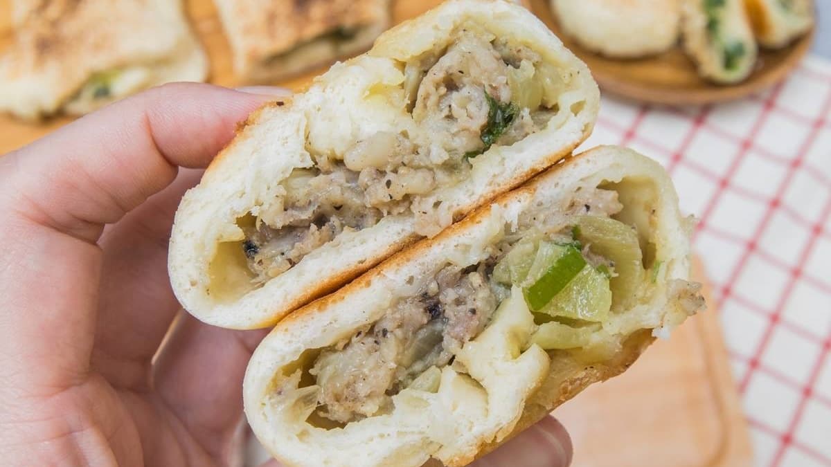 「鮮肉餅」的肉餡給得很多，還帶點胡椒香氣。（圖片來源：小佳的幻想世界）