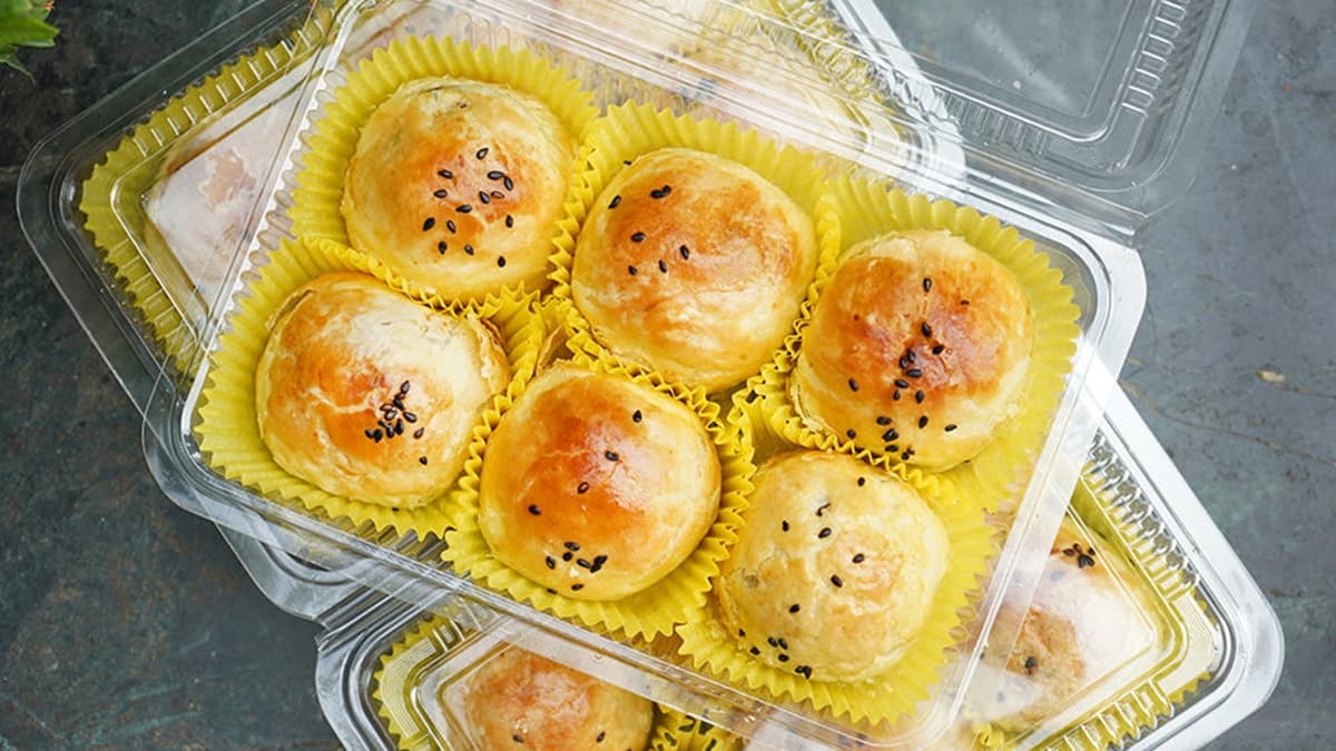 「不二坊」蛋黃酥的特色就是餅皮很酥但比較薄。（圖片來源：披著虎皮的貓）