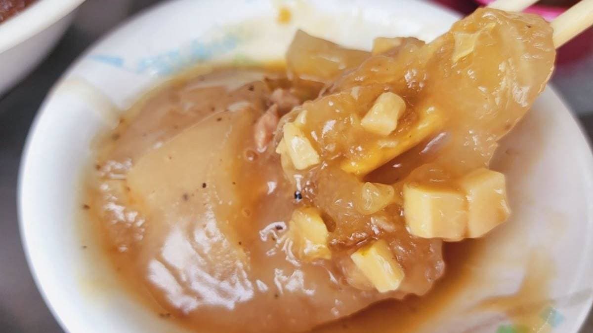 肉圓看起來個頭不大，但都有把邊邊炸到酥，吃得到竹筍丁內餡。（圖片來源：Yuki's Life）