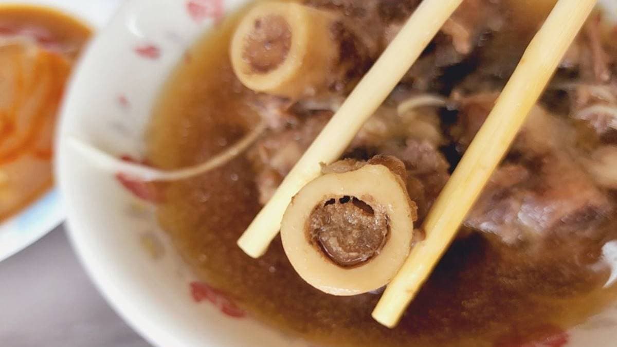 一定要用吸管吃，才能將羊骨髓的精華吸好吸滿！（圖片來源：Yuki's Life）