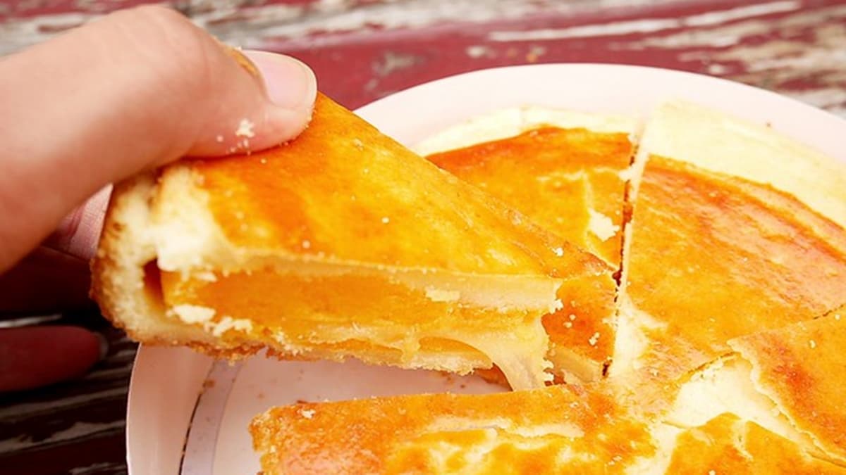 「乳酪麻糬」入口相當鹹香夠味，中間的麻糬很Q彈，拉開還會牽絲。（圖片來源：美食鐵粉靜香兒）