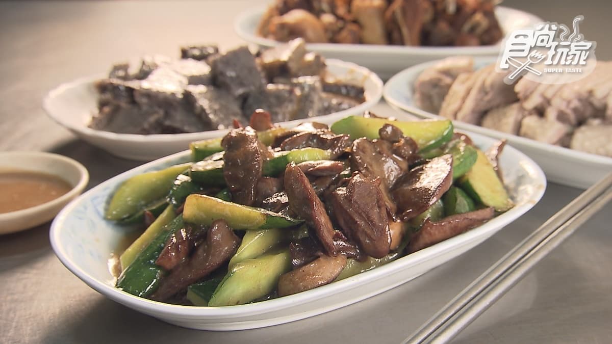 「炒下水」老闆用料不手軟，以甜辣醬調味超下飯。