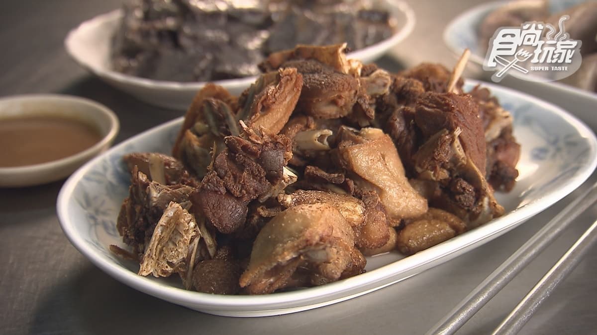 在地老饕必點「香酥鵝」，酥脆外皮帶有嚼勁，鵝肉也很鮮甜。