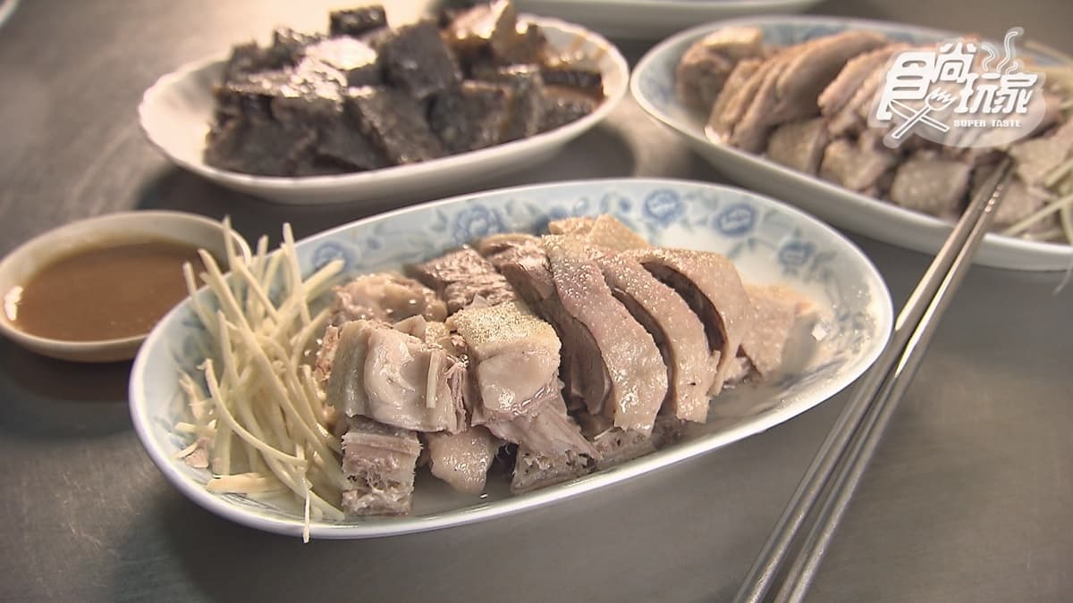 「和美阿勞鵝肉」是在地人私藏美食，開店就人潮滿滿。