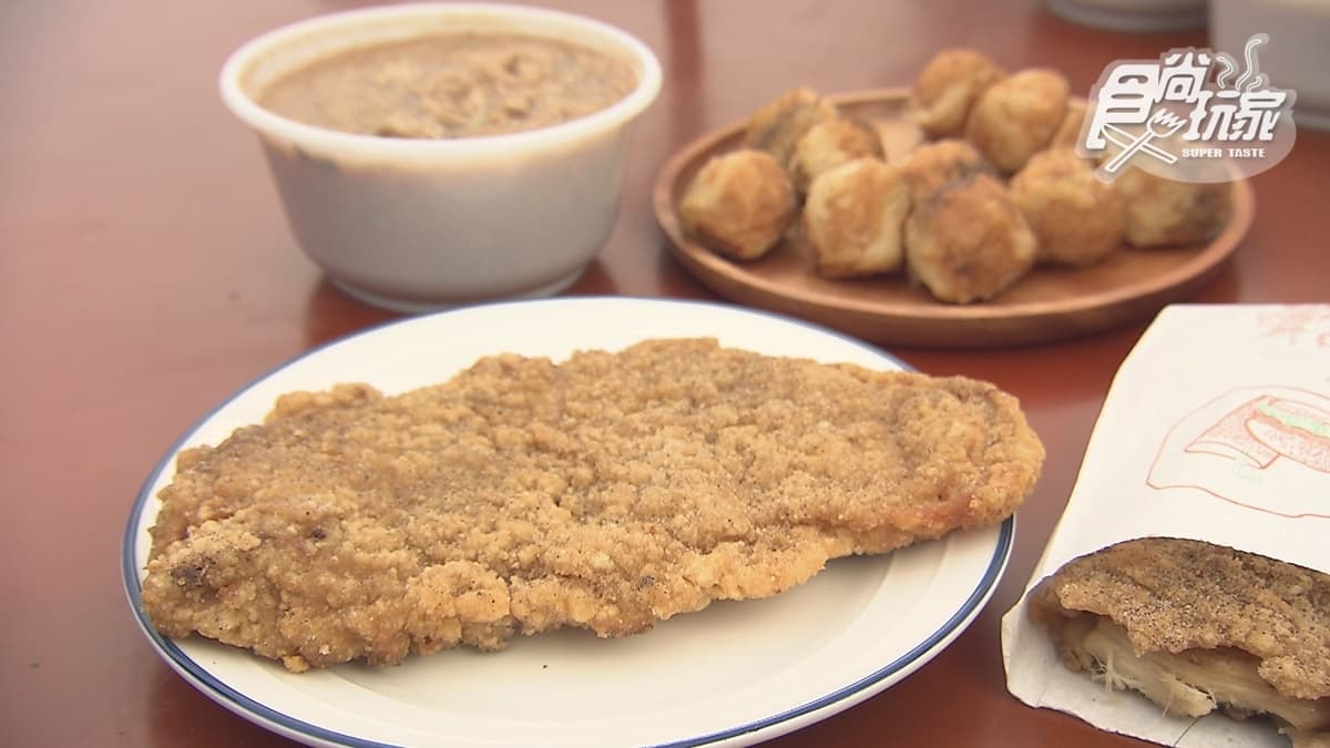比臉大的雞排外皮酥脆，肉質也很軟嫩。