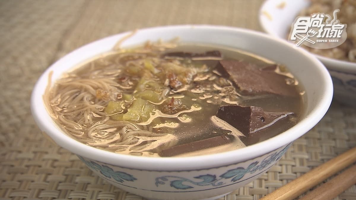 全台唯一的「豬血麵線」，湯頭喝起來很清爽。