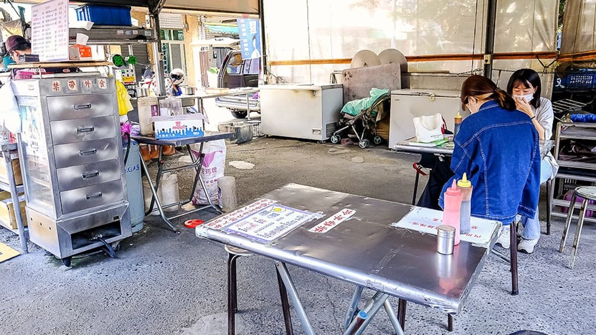 簡單的攤子有提供幾張桌子給客人內用。（圖片來源：霸子。食樂拼圖）