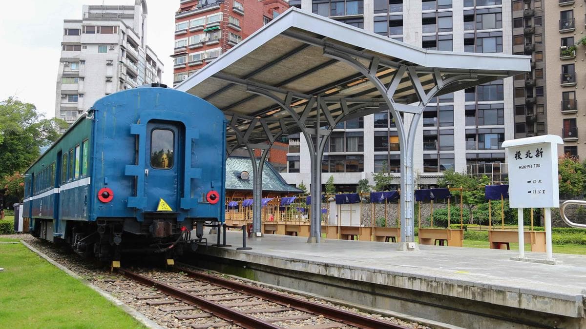 旁邊還有月台與火車。（圖片來源：又要飛去哪！？）