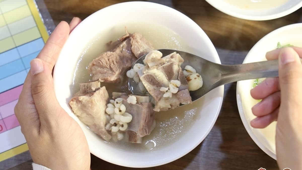 「排骨四神湯」排骨每塊都煮到非常透爛，吃起來不會很柴。（圖片來源：熱血玩台南。跳躍新世界）