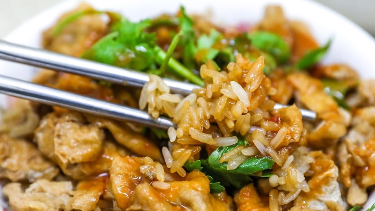 油飯的米心較硬，口感飽滿實在。（圖片來源：陳小可的吃喝玩樂）