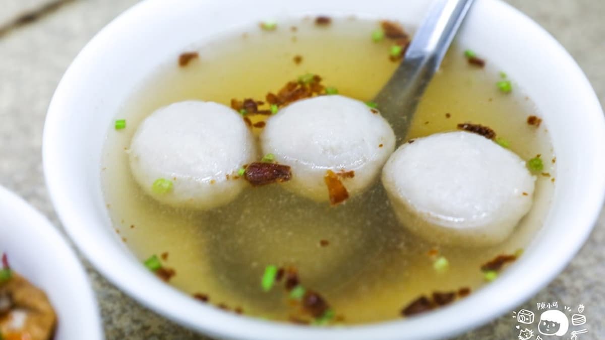 魚丸湯裡面有３顆包著肉餡的福州魚丸，搭配著油飯吃還不錯。（圖片來源：陳小可的吃喝玩樂）