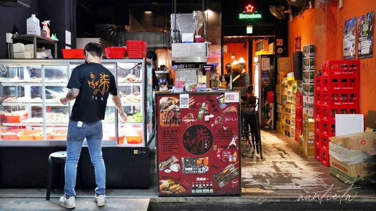 「柒串燒屋」位於熱炒居酒屋眾多的長安東路一段，靠近新生高架橋。（圖片來源：水晶安蹄不務正業過生活）