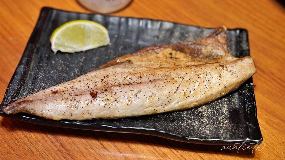 鯖魚撒上椒鹽、擠上檸檬，用筷子輕輕一撥就分開，水嫩度很夠。（圖片來源：水晶安蹄不務正業過生活）