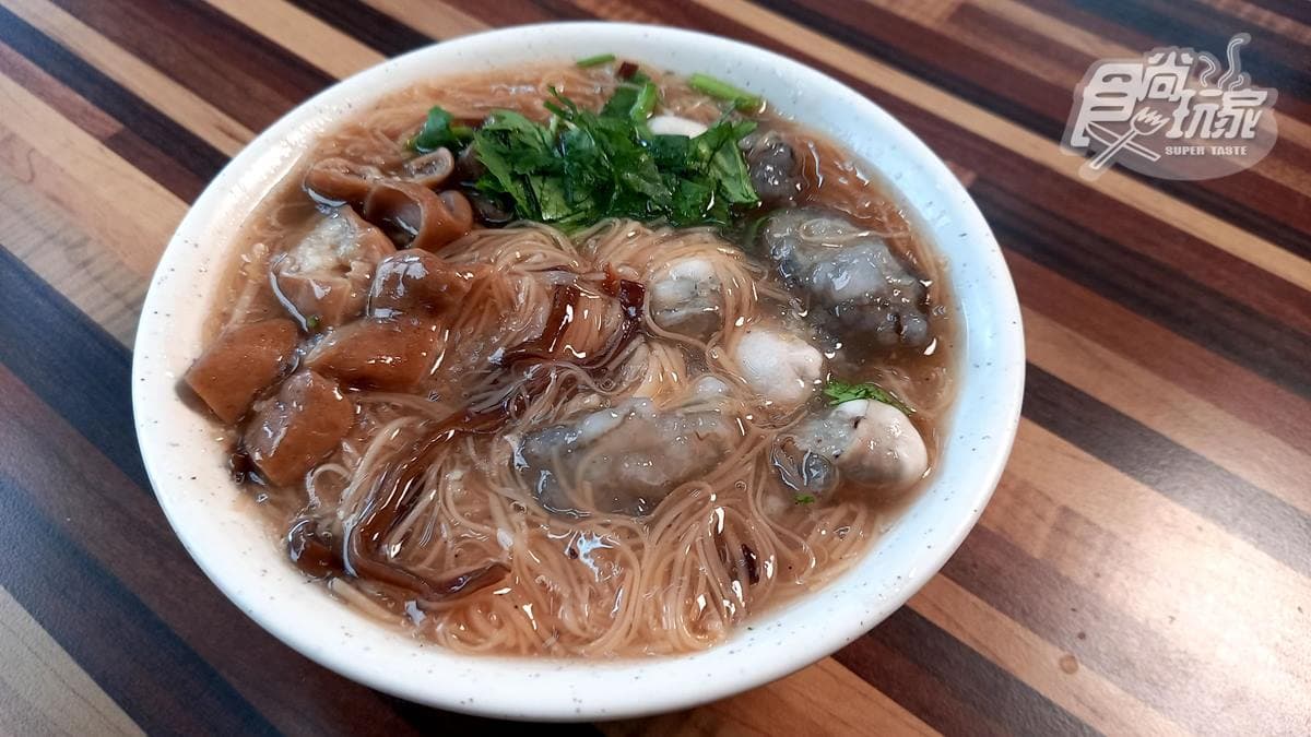 隱身板橋豪宅區！滿料「大腸蚵仔麵線」開攤就排爆，50元銅板價上班族最愛