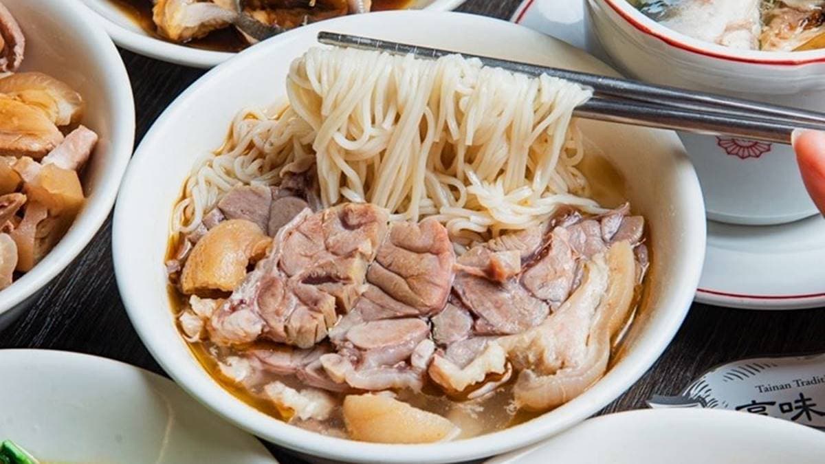 麻油香氣濃郁的「豬腳麵線」，Q 彈又有嚼勁。（圖片來源：傻妞吃台南）