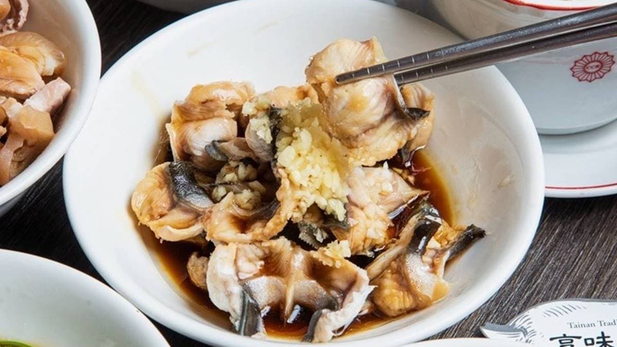 獨家料理「蒜香鰻魚」，相當費時又費工，別處吃不到。（圖片來源：傻妞吃台南）