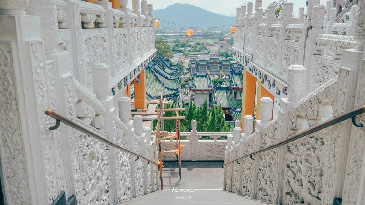 攝影師最愛以兩旁的白色雕刻欄杆為前景，背景則是延伸至無限遠的山下風光。（圖片來源：凱的食尚日記）