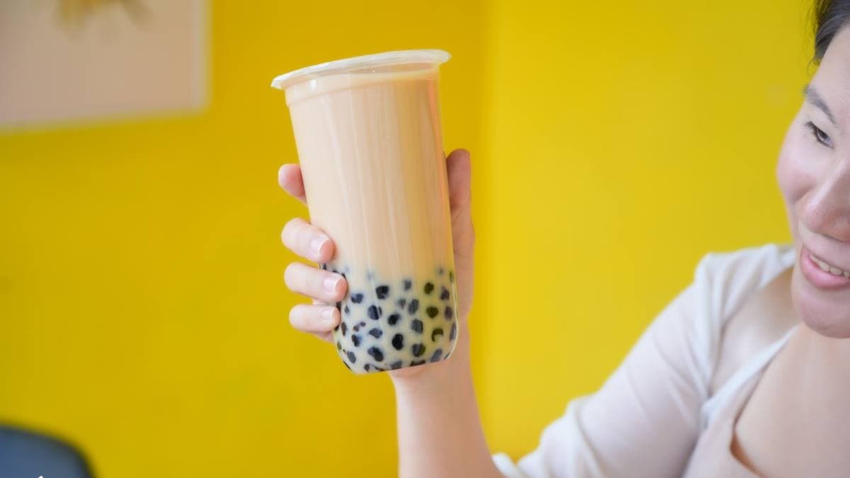 「啵啵鮮奶茶」選用南投日月潭的阿薩姆紅茶，搭配鮮奶更是奶香濃郁。（圖片來源：卡夫卡愛旅行）