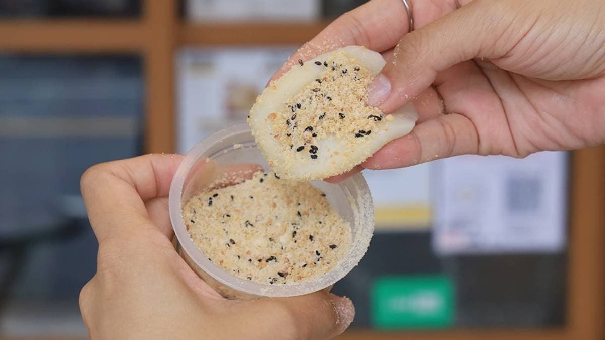 由老師傅獨門炒製的花生粉，融入微量的糖、芝麻，咀嚼在嘴裡特別香。（圖片來源：熱血玩台南。跳躍新世界）