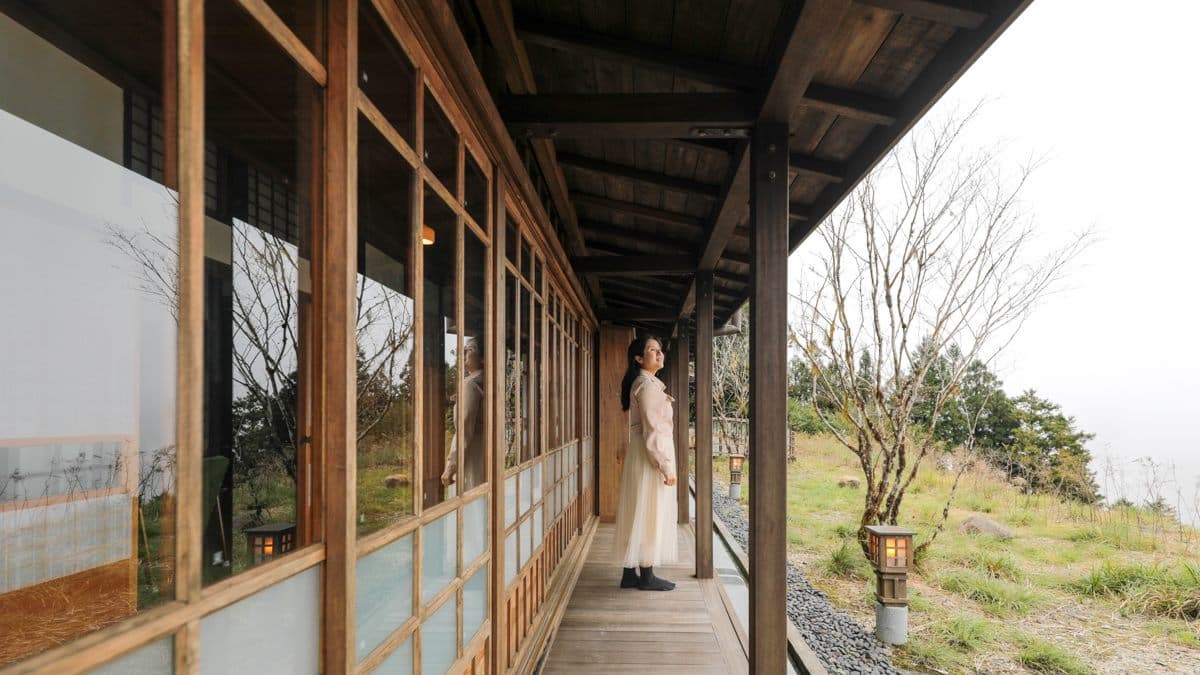 在屋簷下漫步，似乎有種秒飛日本京都的錯覺。（圖片來源：卡夫卡愛旅行）